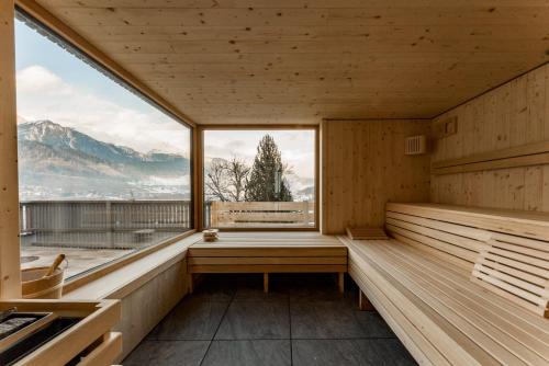 una sauna con vistas a la montaña en CHILL HOUSE, en Schladming