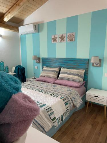 a bedroom with a bed and blue walls at Torremana in Càbras