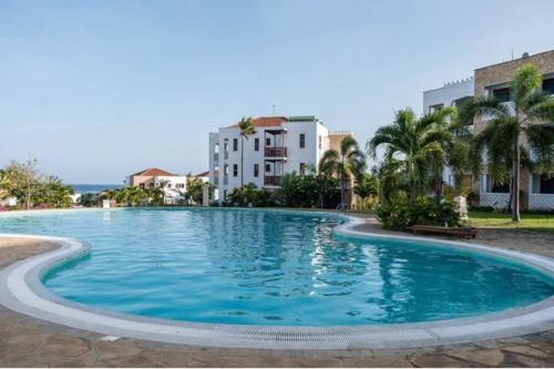 una grande piscina di fronte a un edificio di The hayce residence a Kilifi