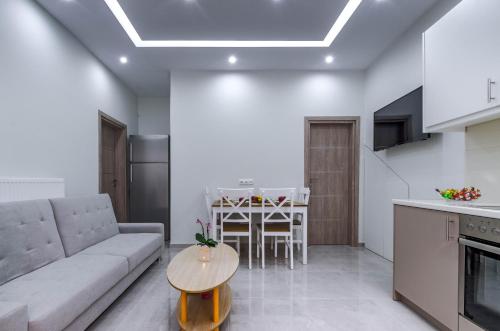 ピレウスにあるRenovated 2BD house close to Pireus portのリビングルーム(ソファ、テーブル付)