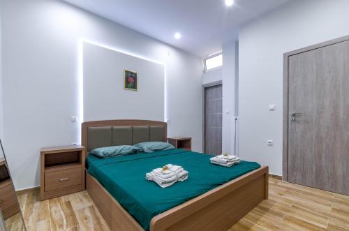 ピレウスにあるRenovated 2BD house close to Pireus portのベッドルーム1室(タオル付)