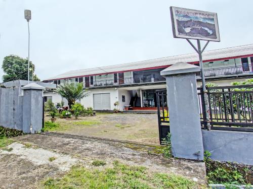 a building with a gate and a sign in front of it at OYO 92090 Panorama Rinjani Lodge in Labuan Lombok