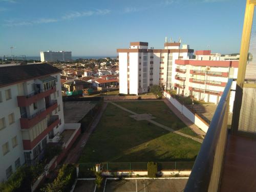 une vue aérienne sur un champ dans une ville avec des bâtiments dans l'établissement Vistas encantadoras, à Matalascañas