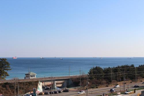 vista su un'autostrada con l'oceano e un ponte di Fine and You Ocean City a Donghae