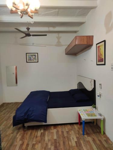 מיטה או מיטות בחדר ב-Ira Homestay Mathura - Divine Spiritual Stay