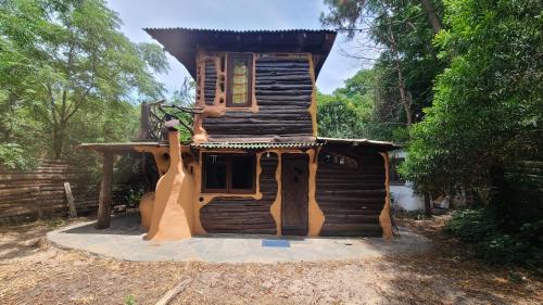 una pequeña casa de madera en el bosque en Casita de Duendes, en Salinas