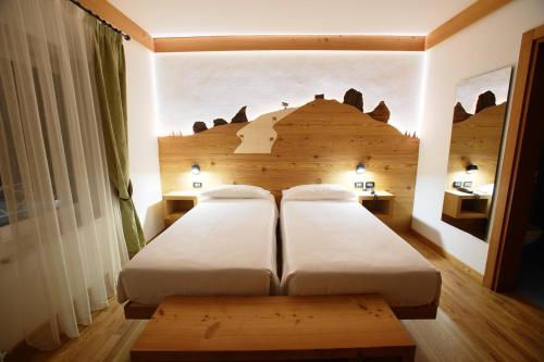 Una cama o camas en una habitación de Hotel Des Alpes