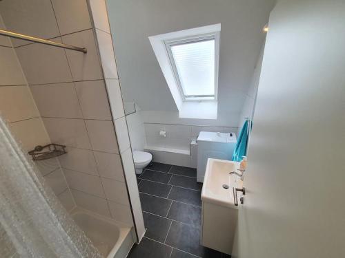 Bathroom sa Kiel-Russee Familienwohnung, Lademöglichkeit, Co2 Frei