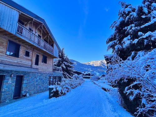 eine schneebedeckte Straße vor einem Gebäude in der Unterkunft Chalet Amour blanc in Les Houches