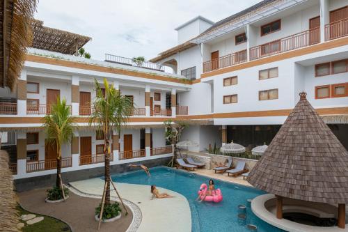 - une vue sur la piscine d'un hôtel dans l'établissement Roomates Surf Camp Canggu by Ini Vie Hospitality, à Canggu