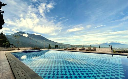 - une piscine avec vue sur la montagne dans l'établissement Alinson Sunset Hill, à Bogor