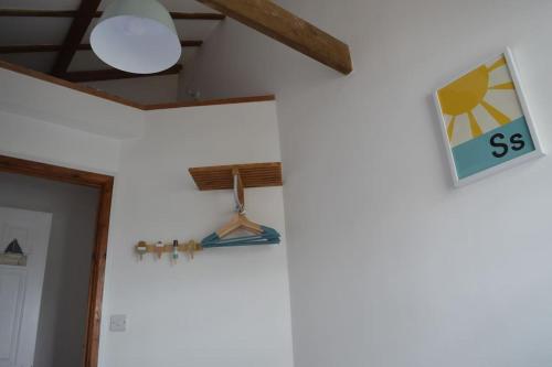 una camera con una lampada e un cartello sul muro di 2-bedroom cottage in heart of St Ives w/ parking a St Ives