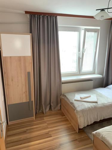 Cama o camas de una habitación en Apartament Praski 5 minut od metra i starego miasta spacerem do zoo i Konesera