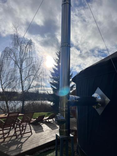 - une vue sur un poteau et des chaises sur une terrasse dans l'établissement Yary Yurt, à Všeruby