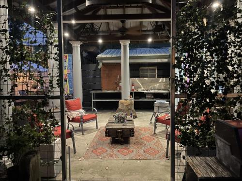 Bywater Home, Parking and Pet Friendly Retreat في نيو أورلينز: غرفة بها كراسي وطاولة في مبنى