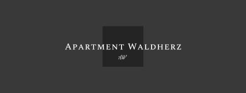 un signe avec les mots «participant waldler» sur fond gris dans l'établissement Apartment Waldherz, à Wald im Pinzgau