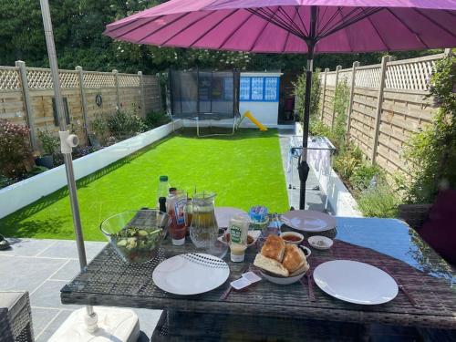 Сад в Three Bedroom Family home with garden in Walthamstow