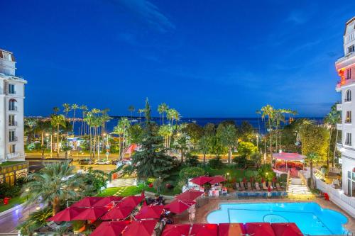 La pileta dentro o cerca de Hôtel Barrière Le Majestic Cannes