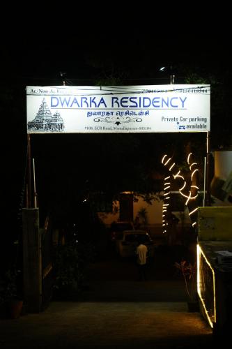 马哈巴利普拉姆Dwarka Residency的夜间亮起读写词的标志