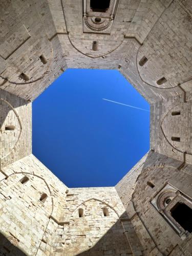 una vista del cielo desde el fondo de una torre en Porto Antico, en Bari