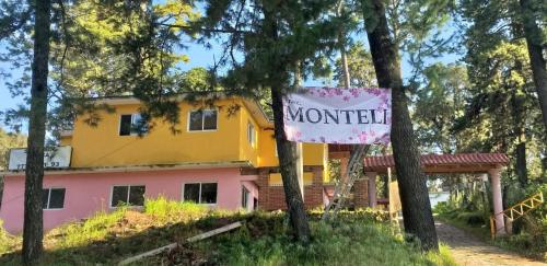 una casa con un cartel que lee modificado en Hotel Villas Monteli Suites Cuernavaca, en Cuernavaca