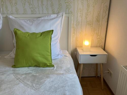 Una cama o camas en una habitación de Ferienwohnung-Ludwigsburg-City