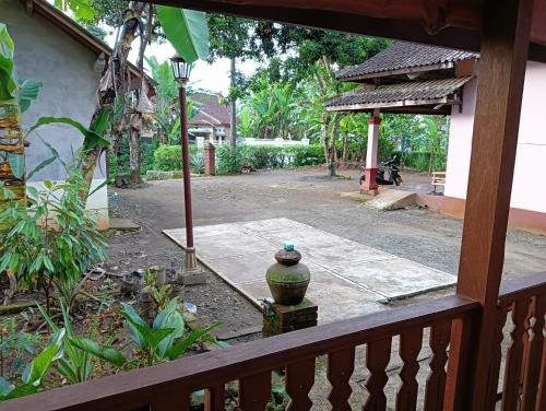 - Vistas al patio desde el porche en Griya Sukatno, en Magelang