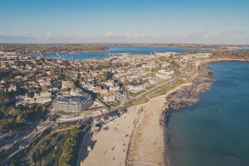 - une vue aérienne sur la plage et l'océan dans l'établissement The Westcott by the Sea - Just for Adults, à Falmouth