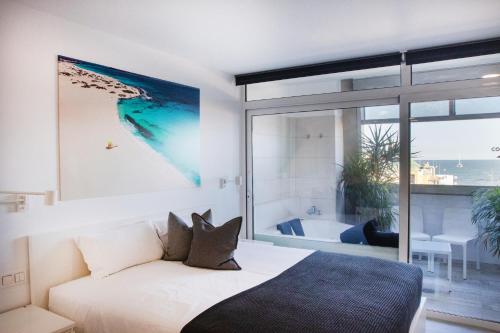 Gulta vai gultas numurā naktsmītnē Coccoloba Suites Corralejo