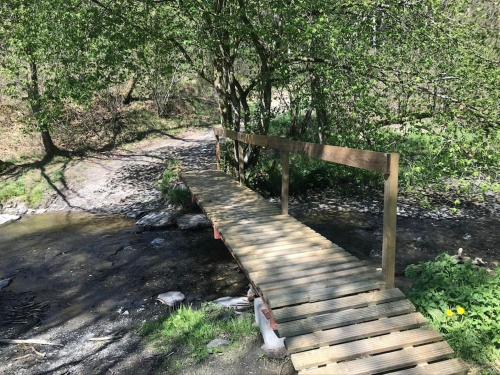 un puente de madera en medio de un bosque en 1833 Ardennes farm between Bastogne and Houffalize, en Bastogne