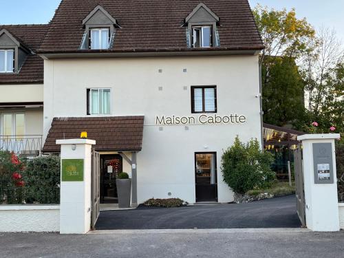 um edifício com entrada para um catálogo de museus em Maison Cabotte em Beaune