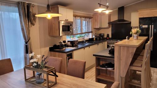 Dapur atau dapur kecil di LUXURY LODGE on edge of New Forest and 800m from sea ENTERTAINMENT and LEISURE PASSES INCLUDED