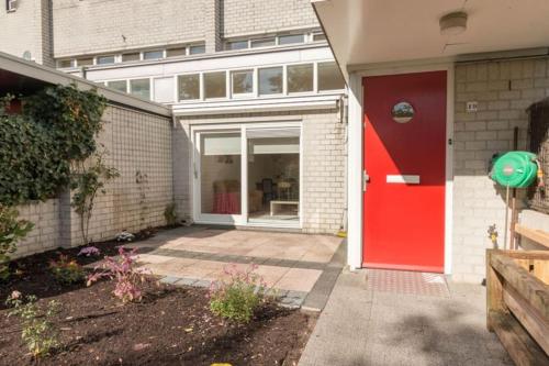 La fachada o entrada de Family house next to train and close to Amsterdam and Schiphol