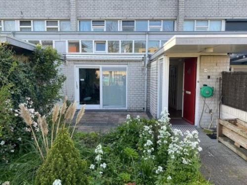 Un jardín fuera de Family house next to train and close to Amsterdam and Schiphol