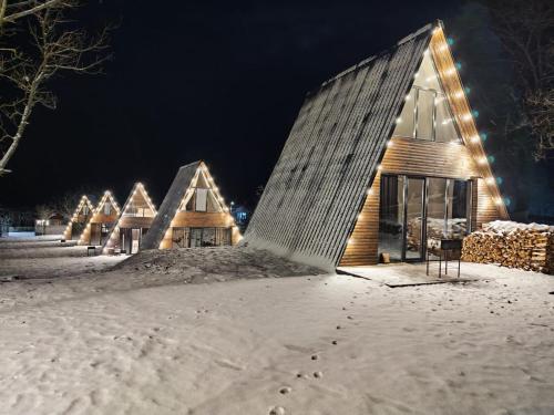 un edificio en la nieve por la noche en Landhaus Borjomi, en Borjomi