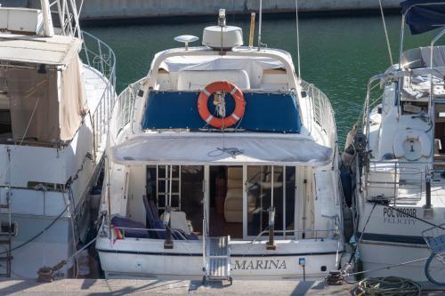 dos barcos atracados en un puerto con un salvavidas rojo en Boat Accommodations Barcelona, en Barcelona