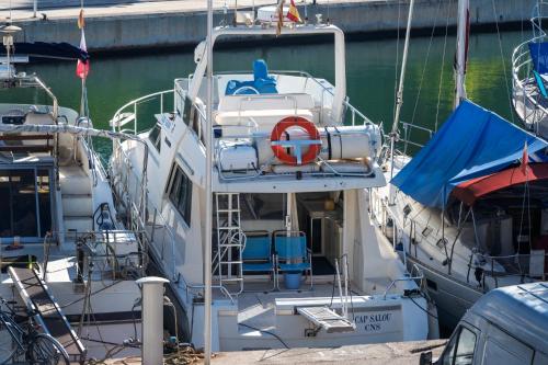 un barco atracado en un muelle en el agua en Boat Accommodations Barcelona, en Barcelona