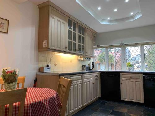 Dapur atau dapur kecil di Crow’s Nest, Central New Forest coastal village beach apartment