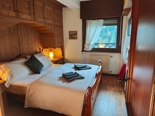 A bed or beds in a room at Hometoday - Appartamento nel cuore di San Vito di Cadore