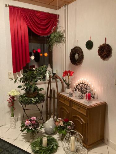 een kamer met een tafel met bloemen en planten bij Pension Haufe in Ohorn