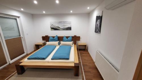 1 dormitorio con 1 cama con sábanas azules en Penthouse-Feeling MaBeA, en Innsbruck