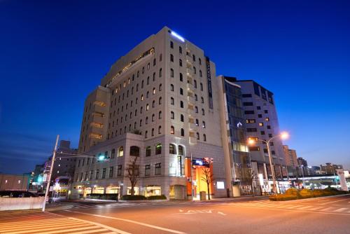 un grande edificio in una strada di città di notte di APA Hotel Utsunomiya-Ekimae a Utsunomiya