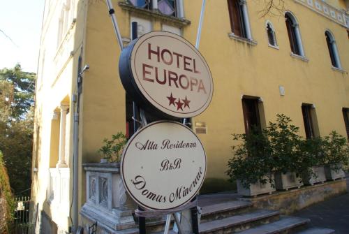 Hotel Europa tesisinde sergilenen bir sertifika, ödül, işaret veya başka bir belge