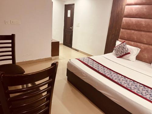 Gulta vai gultas numurā naktsmītnē Hotel Cozy Cave Delhi Aiport