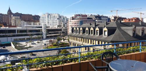 - un balcon avec vue sur une ville avec des bâtiments dans l'établissement Aparthotel Campus, à Oviedo