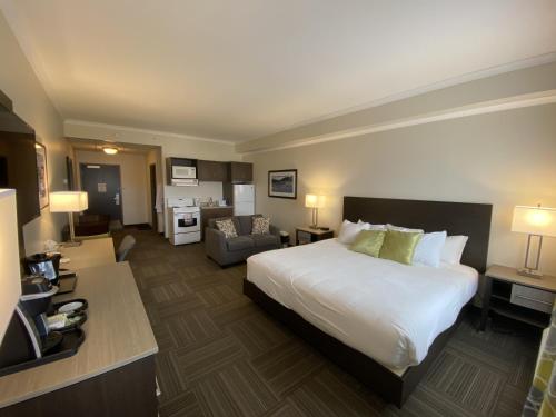 Tempat tidur dalam kamar di Crossroads Inn & Suites