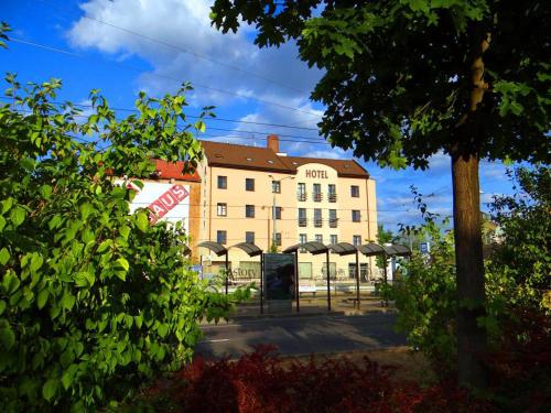 un gran edificio blanco con un cartel delante en Hotel Astory Plzeň, en Plzeň