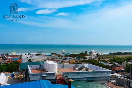 uma vista de uma cidade com o oceano ao fundo em Hotel Sea Land em Kanyakumari