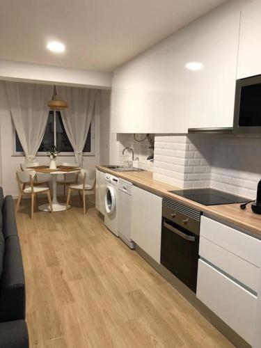 Кухня або міні-кухня у Apartamento T2 Montegordo a 500 m da praia