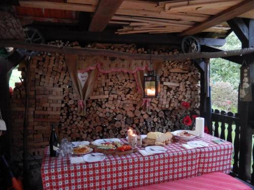 une table avec un tissu de table rouge et blanc et de la nourriture dans l'établissement Apartment Monte Rosa, à Delnice